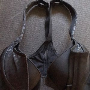 VS Knockout Front Close Sports Bra 34D all black